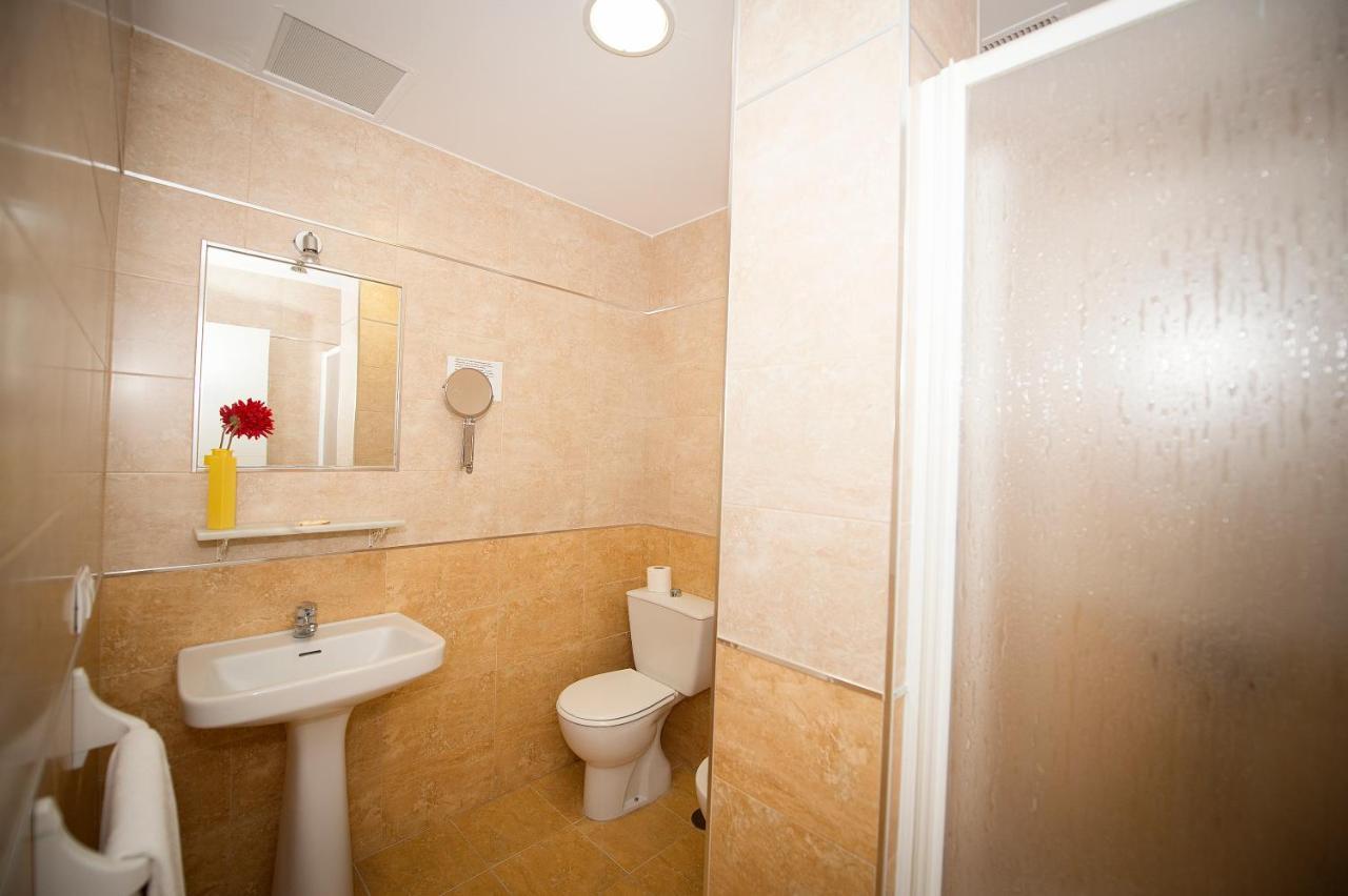 Hostal Avenida Conil De La Frontera Ruang foto